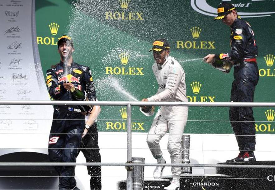 Ricciardo, Hamilton e Verstappen festeggiano con lo champagne, Getty